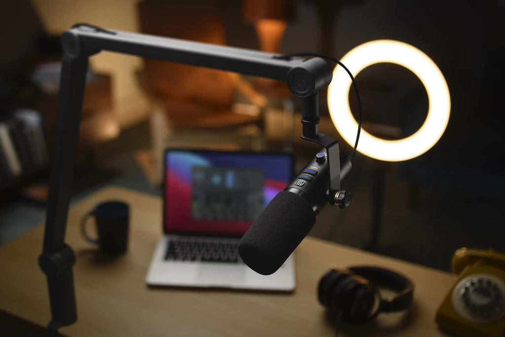 Dynamic USB Microphone with Onboard Effects and Built-in Mixer D895986